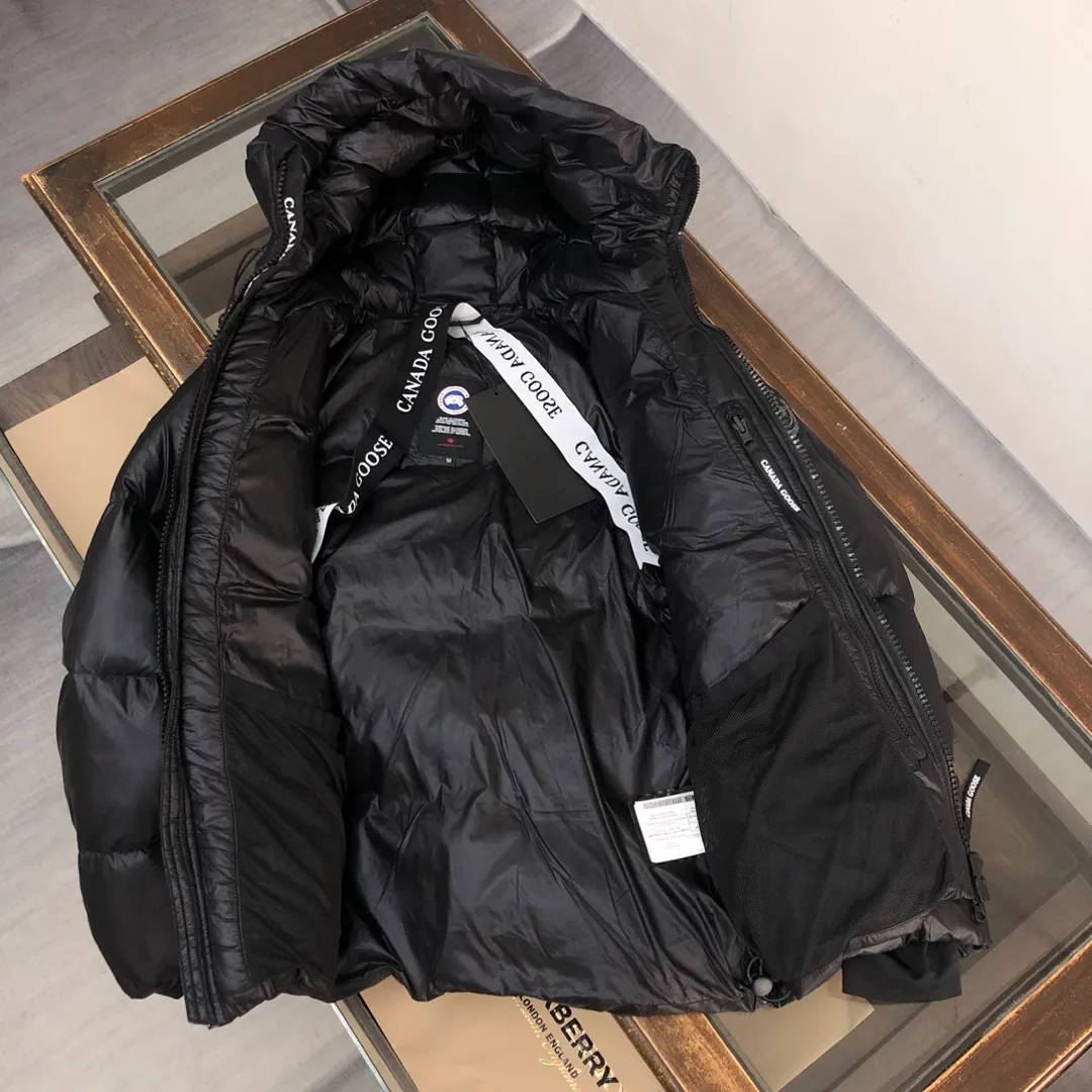 P880 Canada Goose/Canada Goose 2023 limited new Crofton bread down jacket for men and women] Exclusive design concept on the entire network: Canadian brand Canada Goose has always been recognized as the warmest down jacket, and various IS celebrities, Internet celebrities, and celebrities often wear it for street photos. I make Canada Goose every year, but I still can’t get rid of my love for the big geese. No matter how cold the days are, there is no need to be afraid, because there are big geese! Filled with 90% white duck down, Canada Goose is the legendary warmest down jacket and is known as a must-have for Arctic outdoor sports! The most popular down jacket in the world, celebrities are rushing to buy it, it is a must-have! Fabric + Features: ✅ Made of Japanese thermal fabric, with good thermal insulation performance, waterproof and windproof. Wear a hat when going out in the rainy season to keep warm and keep out the rain. ✅ It is filled with 90% international white duck down. The filling amount is much more than any other clothes on the market. Only in this way can it be full and the touch will be very soft. ✅ The original custom-made fabric is made of recycled Feather-Light tear-resistant fabric, which is ultra-light and has no weight-bearing feeling on the upper body and ensures the feel and bulkiness. The interior is made of nylon ylon double-layer sealing design, which will not cause any velvet leakage. The cold-proof effect is as high as level 4. ✅ The zipper is customized from Yoshida YKK factory, with clear engraving and perfect smooth texture. ✅Stand-collar hooded drawstring design achieves double warmth retention effect. ✅The inner ➕ has a waistband design and the waistband has logo embroidery to fit the body better and provide double windproof effect. ✅All accessories are 1:1 original factory. ✅ Imported Behringer embroidery machine to customize the 10,000-needle embroidery logo, 100% restored to the original product. ✅ Collar label, washed label, hang tag, zipper cord, pocket label, back label, collar velvet, Velcro fasteners, all details of the cuffs are authentic, and the hang tags and anti-counterfeiting labels are complete ✅ The cuffs are made of thickened seamless threads, which are warm and comfortable. Craftsmanship: Crofton loaf, the latest style in 2023, with cold protection effect up to level 4, made of recycled Feather-Light tear-resistant fabric, ultra-light, and no weight-bearing feeling on the upper body! The unique black label highlights your temperament‼ ️Color: black silver gray Size: S～XXL